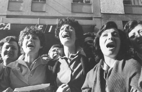 Sciopero delle lavoratrici della Irt Firt Telefunken - Presidio davanti alla sede dell'Assolombarda - Ritratto femminile - Operaie con grembiule di lavoro - Canto di lotta