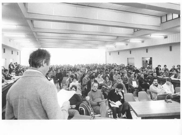 Assemblea costitutiva del Consiglio unitario sindacale della zona di Cinisello Balsamo - Interno - Panoramica sulla sala - Delegato al microfono di spalle - Platea con pubblico