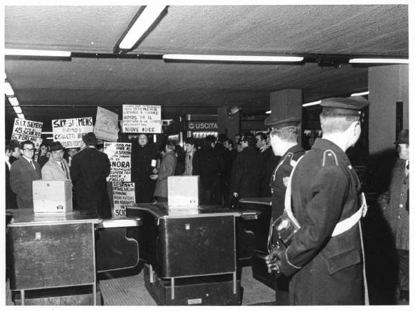 Sciopero degli impiegati della Sit Siemens - Lavoratori in metropolitana - Tornello della metropolitana - Cartelli - Forze dell'ordine