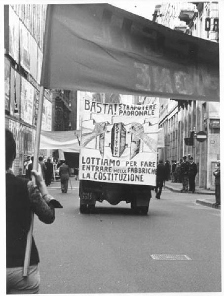 Festa dei lavoratori - Manifestazione del primo maggio - Corteo - Camion con striscione
