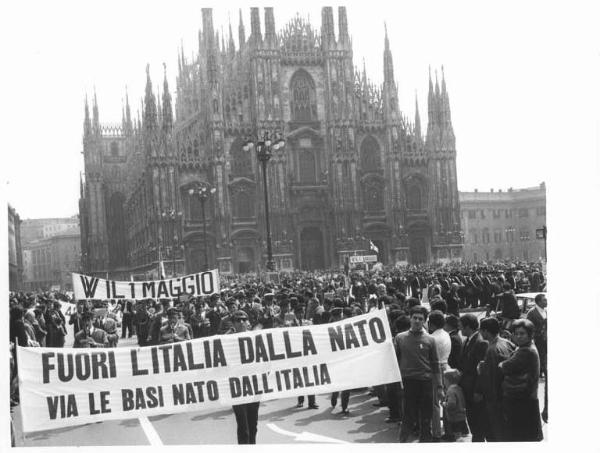 Festa dei lavoratori - Manifestazione del primo maggio - Corteo in piazza del Duomo - Il Duomo di Milano - Banda - Striscione