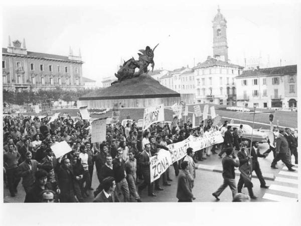 Sciopero dei lavoratori metallurgici - Corteo in piazza Trento e Trieste - Striscioni sindacali - Cartelli - Monumento ai caduti