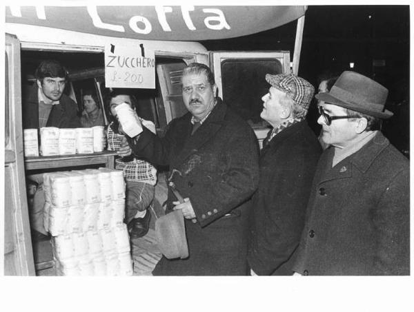Distribuzione sociale ai pensionati - Lavoratori della Boselli distribuiscono lo zucchero, donato dai lavoratori dell'Eridania - Furgone - Striscione