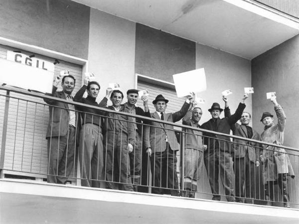Sede Cgil - Balcone - Tesseramento - Foto di gruppo - Lavoratori agricoli mostrano la tessera della Cgil 1967
