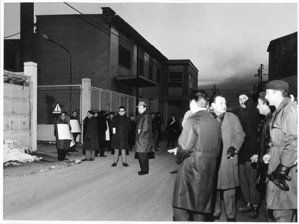 Fabbrica General - Picchetto dei lavoratori contro i licenziamenti e le sospensioni davanti all'ingresso della fabbrica - Schieramento di carabinieri