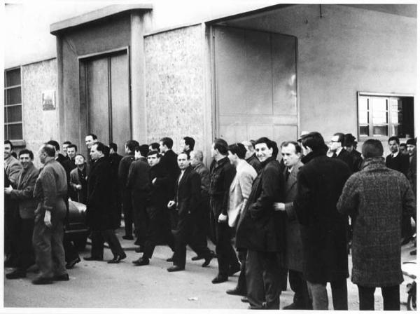 Sciopero dei lavoratori elettromeccanici di Monza - Cgs - Lavoratori escono dall'ingresso della fabbrica