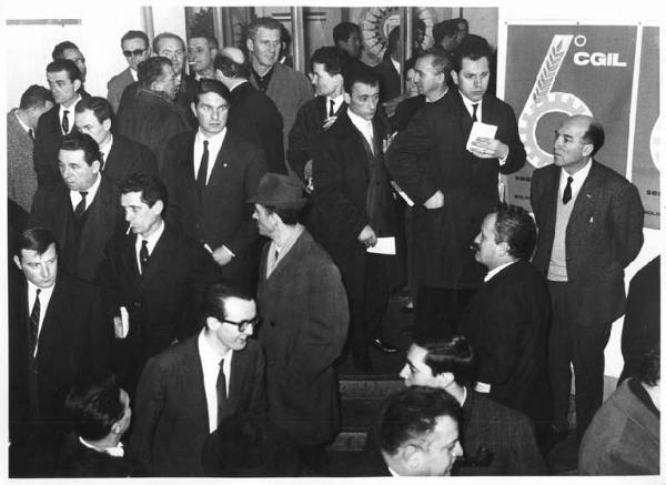 Camera del Lavoro - Interno - Foyer con alcuni partecipanti -VII Congresso della Camera del Lavoro - Manifesto del VI Congresso della Cgil
