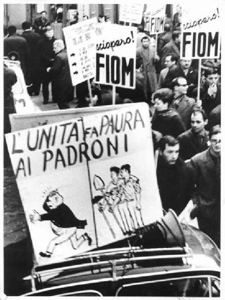 Sciopero dei lavoratori elettromeccanici - Corteo in piazza Mercanti - Lavoratori con cartelli della Fiom - Manifesto