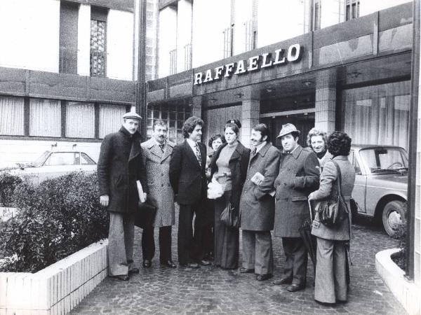 Milano - Hotel Raffaello - Picchetto dei dipendenti davanti all'ingresso dell'hotel