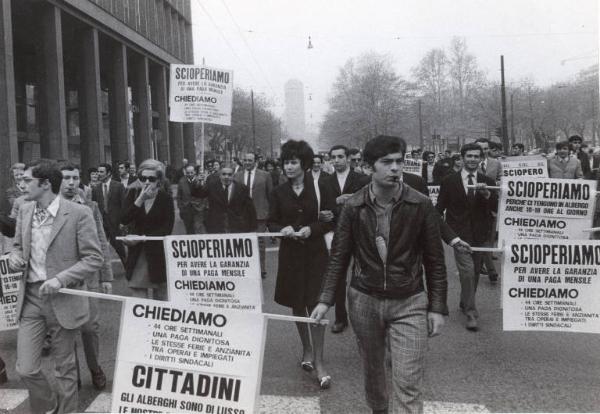 Milano - Sciopero lavoratori alberghieri - Corteo - Cartelli di Cgil, Cisl, Uil