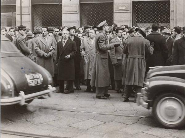 Milano - Sciopero lavoratori delle assicurazioni - Via Manzoni - Presidio davanti alla sede dell'Adriatica di Sicurtà - Presenza delle forze dell'ordine armate