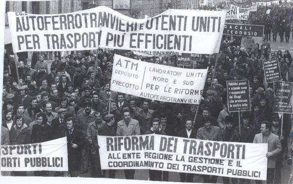 Milano - Sciopero lavoratori autoferrotranvieri - Corteo - Lavoratori con striscioni e cartelli sindacali