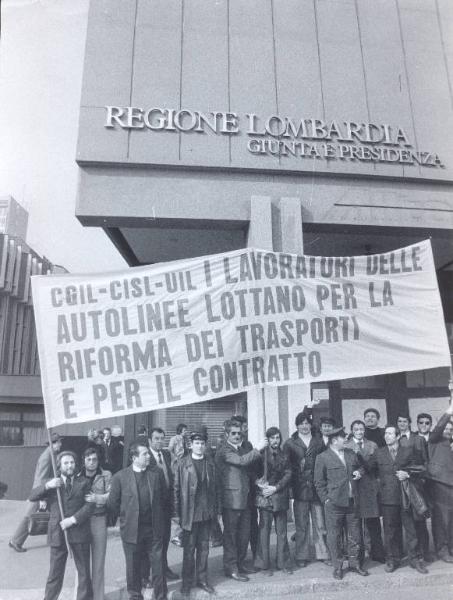 Milano - Sciopero lavoratori autoferrotranvieri - Presidio davanti alla sede della Regione Lombardia - Lavoratori in divisa con striscione Cgil, Cisl, Uil