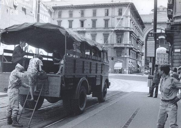Milano - Sciopero lavoratori Atm - Via Tommaso Grossi - Autocarro dell'Esercito Italiano sostituisce i tram in sciopero