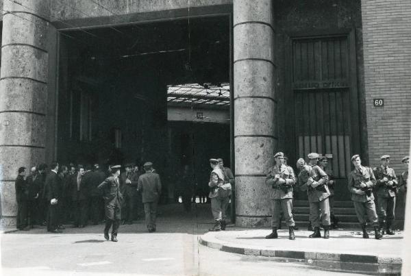 Milano - Sciopero generale indetto dalla Cgil - Deposito Atm Molise - Lavoratori Atm davanti all'entrata - Schieramento delle forze dell'ordine