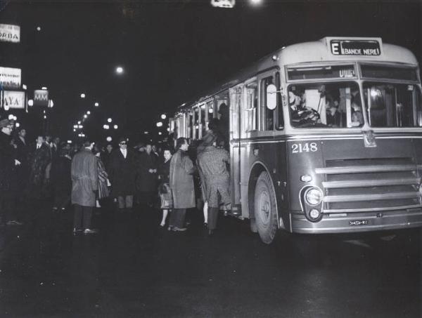 Milano - Sciopero lavoratori Atm - Autobus - Cittadini cercano di salire su uno dei rari autobus in circolazione