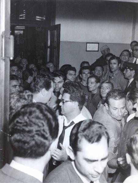 Milano - Sciopero lavoratori Atm - Deposito Atm Zara di via Stelvio - Picchetto sulle scale per impedire agli impiegati l'ingresso negli uffici