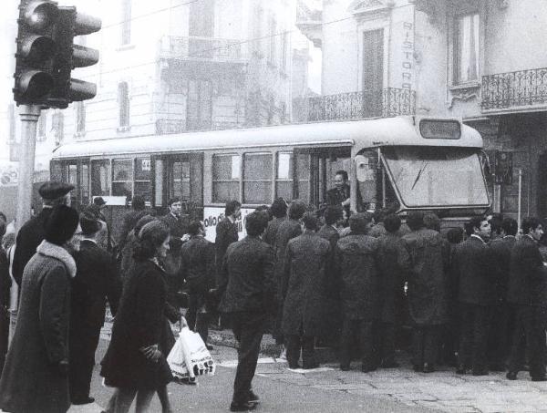 Milano - Sciopero lavoratori Atm - Via Farini angolo Via Stelvio - Lavoratori autoferrotranvieri in divisa bloccano un tram