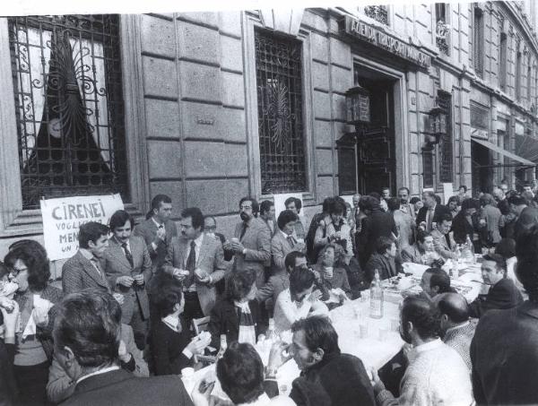 Milano - Protesta per la mensa aziendale dei lavoratori Atm - Foro Bonaparte 61 - Sede dell'Atm (Azienda trasporti municipali) - Banchetto con cibi all'aperto davanti all'ingresso - Insegna Atm