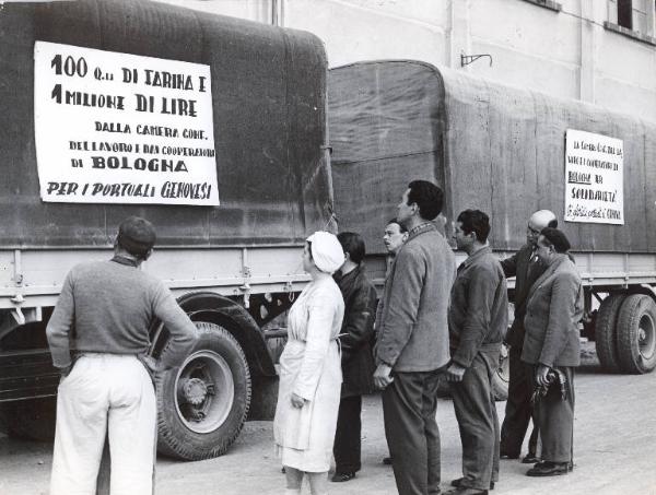 Genova - Sciopero lavoratori portuali - Camion con viveri inviato dalla Camera confederale del lavoro di Bologna in solidarietà con i lavoratori portuali genovesi - Cartelli sui camion