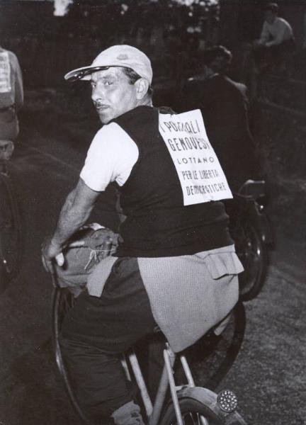 Civitavecchia - Sciopero lavoratori portuali - Portuali genovesi verso Roma in bicicletta - Ritratto maschile - Lavoratore in bicicletta con un cartello di protesta