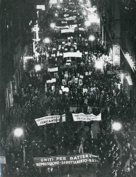 Genova - Manifestazione antifascista - Veduta dall'alto - Corteo notturno - Striscioni e cartelli - Schieramento delle forze dell'ordine