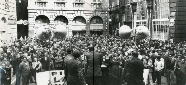 Genova - Sciopero lavoratori portuali - Piazza Banchi - Comizio - Folla di lavoratori - Oratori sul palco - Striscione sindacato
