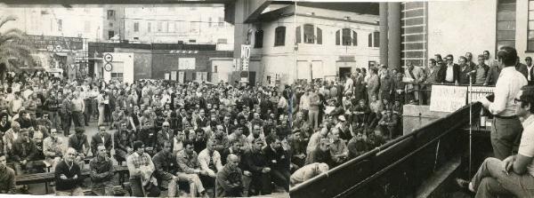Genova - Sciopero lavoratori portuali settore industriale - Assemblea - Operai con tuta da lavoro - Striscioni