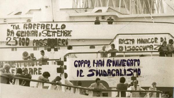 Genova - Sciopero lavoratori marittimi - Nave Raffaello - Cartelli di protesta - Passeggeri sulla nave