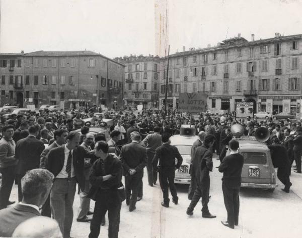 Milano - Sciopero postelegrafonici - Piazza Santo Stefano - Comizio - Oratore al microfono - Folla di lavoratori - Cartelli sindacali