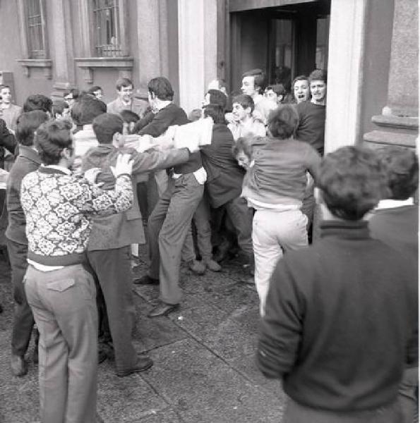 Tensioni davanti all'Università Statale occupata - Studenti impediscono l'entrata ad un gruppo di fascisti - Scontri