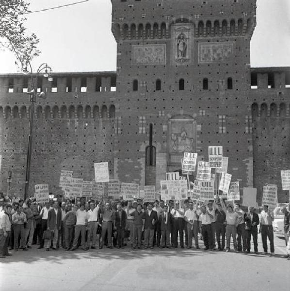 Sciopero dei lavoratori edili - Piazza Castello - Comizio - Lavoratori davanti al Castello - Cartelli di sciopero - Cartelli di protesta