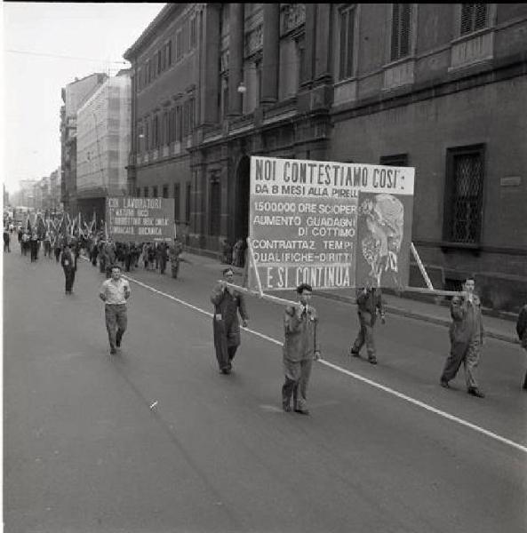 Festa dei lavoratori - Manifestazione del primo maggio - Corteo - Cartelli di protesta