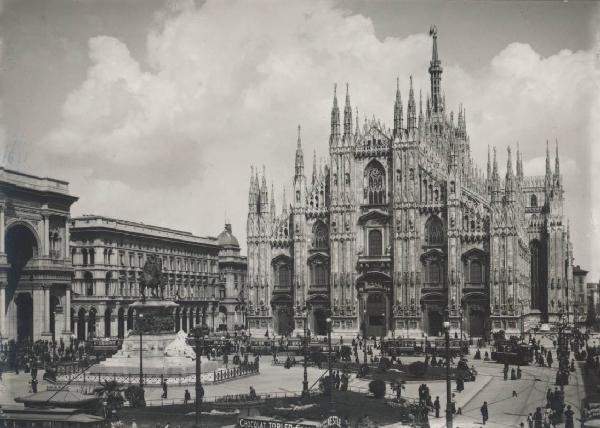 Veduta architettonica. Milano - Piazza del Duomo