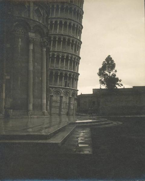 Veduta architettonica. Pisa - Campo dei Miracoli - Torre pendente e abside del Duomo