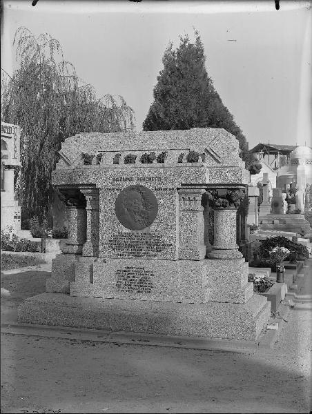 Veduta architettonica. Milano - Cimitero Monumentale - Monumento funebre di Scipione Ronchetti - bassorilievo di Ernesto Bazzaro