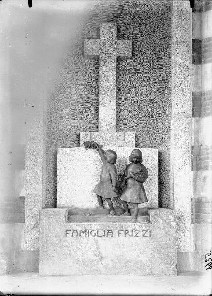 Veduta architettonica. Milano - Cimitero Monumentale - Edicola Famiglia Frizzi: scultura di Romolo Del Bò