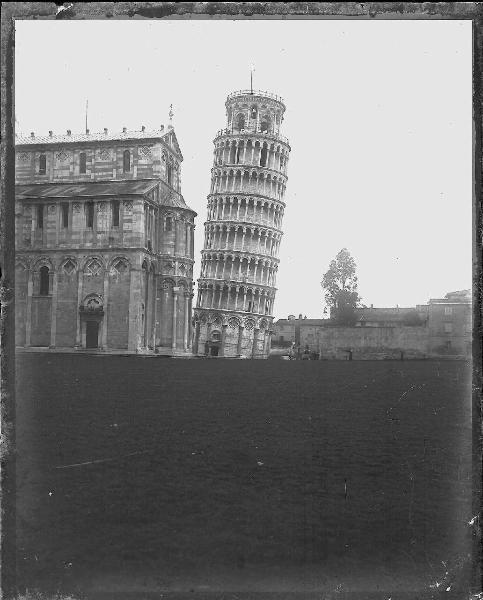 Veduta architettonica. Pisa - Campo dei Miracoli - Torre pendente e Duomo
