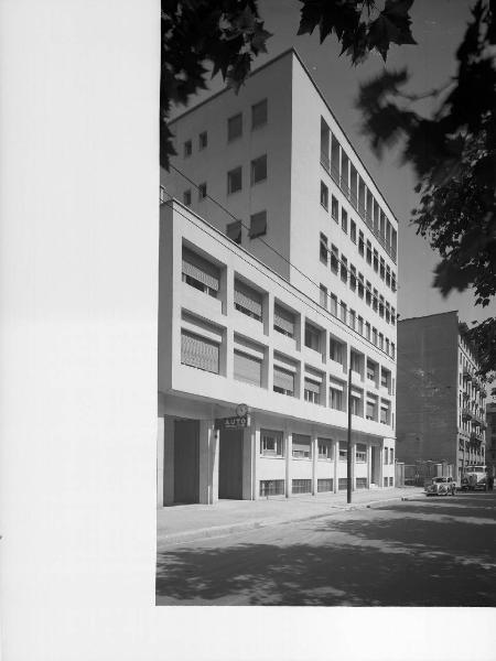Veduta architettonica. Milano - Edificio in via Sammartini 3
