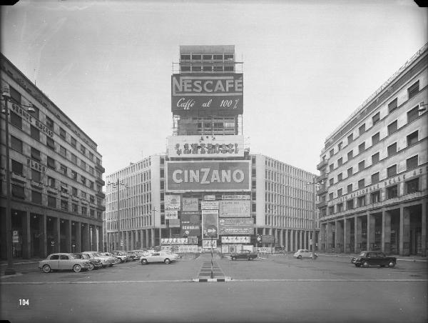 Veduta architettonica. Milano - Edificio con la torre Martini in piazza Diaz