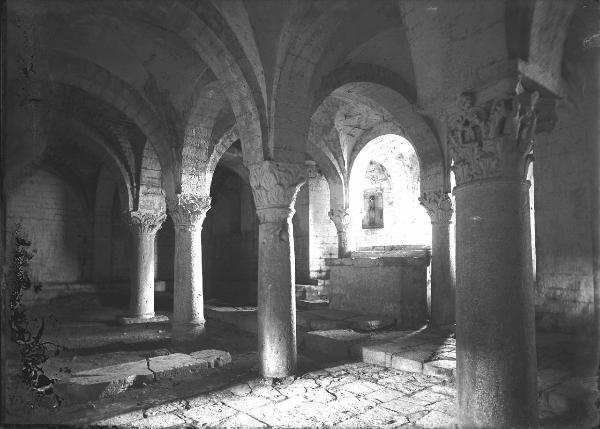Veduta architettonica. Assisi - Abbazia di S. Benedetto sul Subasio - Cripta