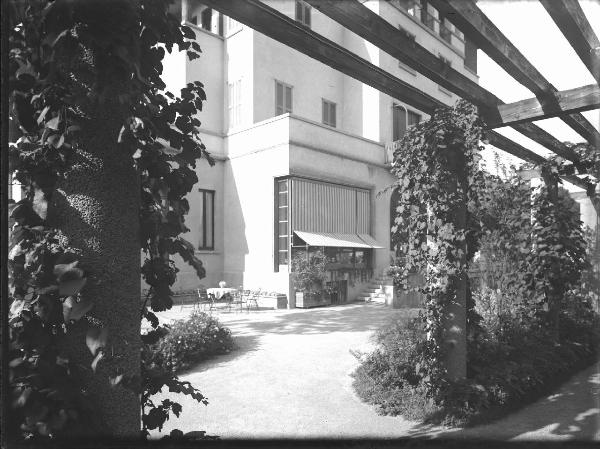 Veduta architettonica. Milano - Casa di Edoardo Majno in via Tranquillo Cremona 27 - Giardino