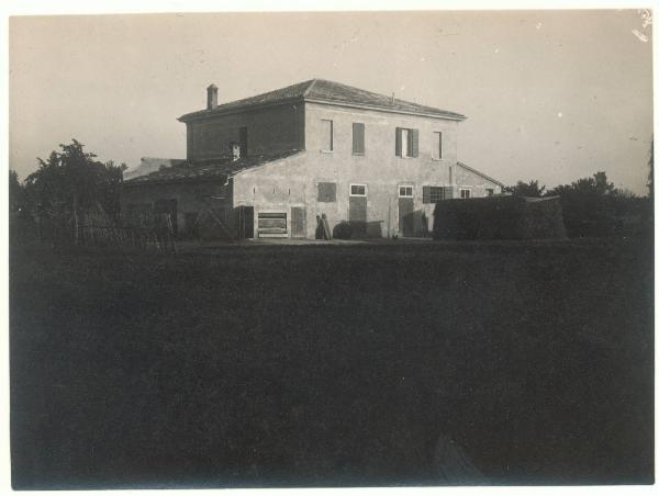 Veduta architettonica. Forlì - Carpena - Casa colonica del podere di Benito Mussolini