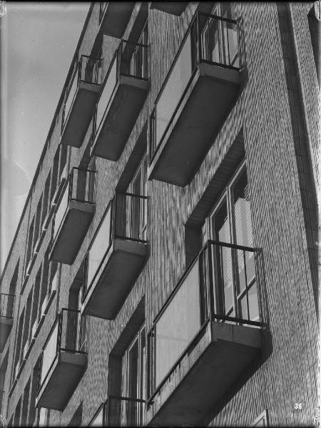 Veduta architettonica. Milano - facciata di edificio - dettaglio: balconi