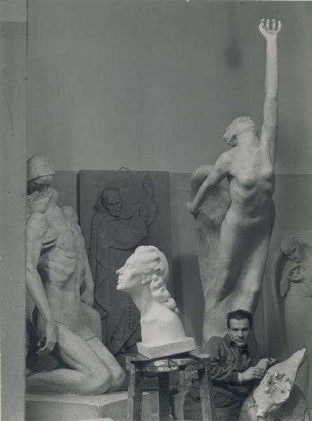 Ritratto maschile. Giuseppe Enrini nello studio / riproduzione d'opere d'arte. Sculture