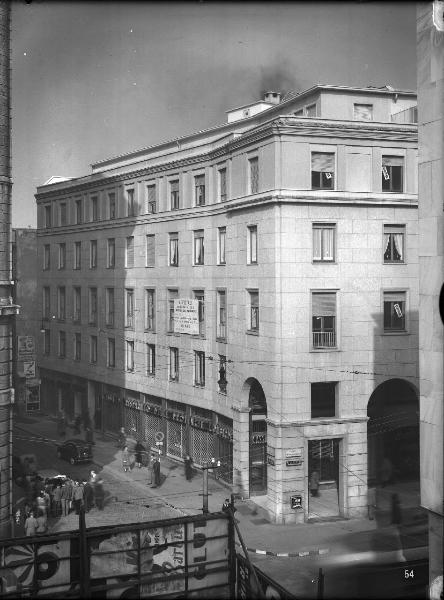 Veduta architettonica. Milano - Edificio in corso Vittorio Emanuele angolo via Agnello