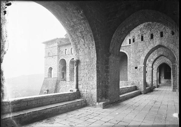 Veduta architettonica. Assisi - Sacro Convento di S. Francesco - Loggiato
