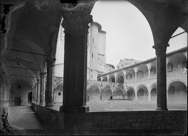 Veduta architettonica. Assisi - Sacro Convento di S. Francesco - Chiostro