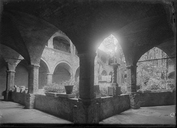 Veduta architettonica. Assisi - Sacro Convento di S. Francesco - Chiostro del cimitero