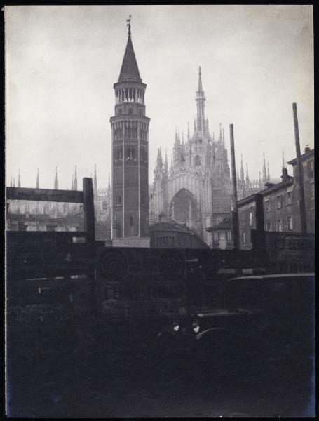 Milano - Via Larga - Demolizioni per l'edificazione del Palazzo dell'anagrafe - Cantiere - Campanile di San Gottardo in Corte - Transetto sud del Duomo